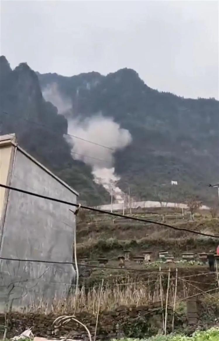 云南镇雄一村庄发生山体落石,村民称已持续一年多,官方:已安装设备全天候监测