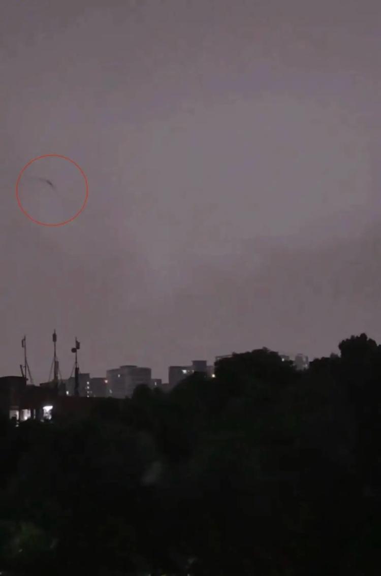西安成都夜空相继出现“条状不明飞行物”? 专家解读真相
