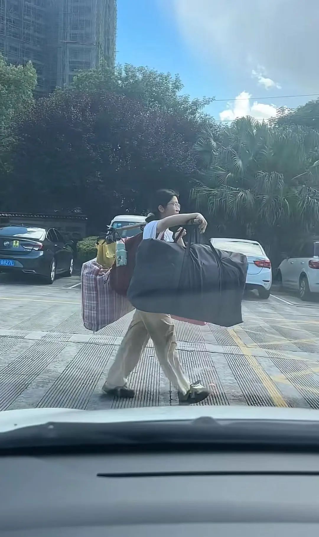 高考结束后用扁担挑行李回家的女生，找到了！
